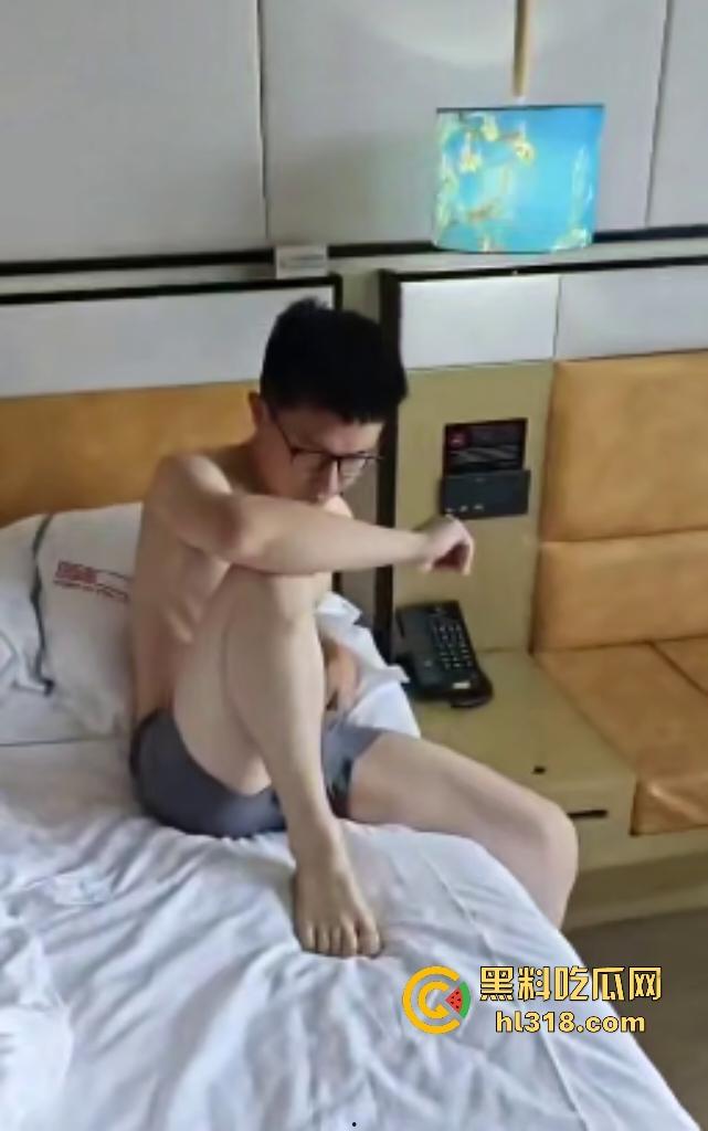 50万彩礼取新娘婚后秒出轨！男子召群里兄弟捉奸撑场面，进门发现早就完事了，这男小三也太快了吧！-7