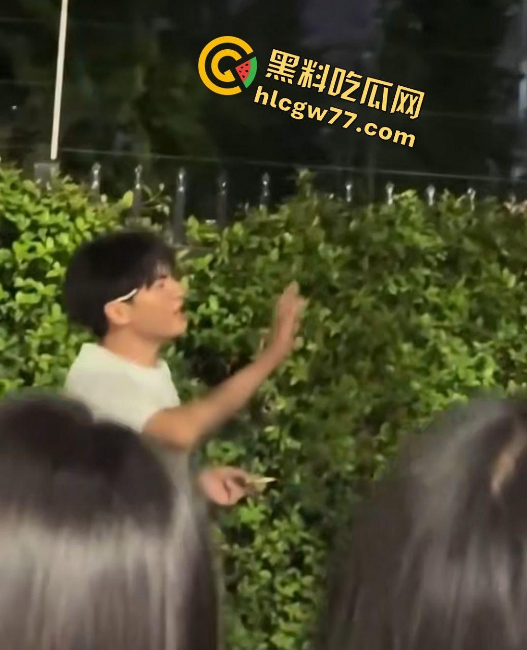 昨晚宣城高中楼下惊天大瓜！纯情男被嫌痘脸甩，闺蜜推新欢，哭瘫宿舍楼下成青春疼痛神剧！-6