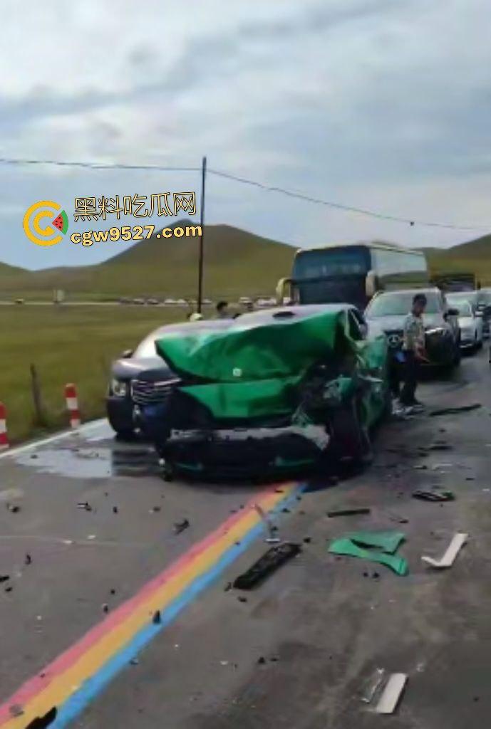 内蒙古赤峰水泥罐车失控狂撞!小米YU7成救命神器,车毁人安车主倒车神速变藤原拓海!-7