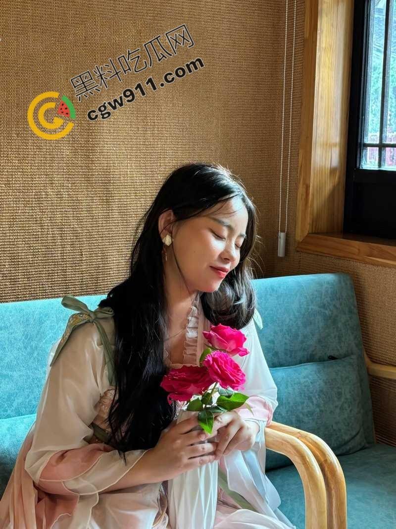 安徽幼师【李萍】：清纯外表下竟是淫荡骚货，美乳爆满，嫩穴紧致，猛烈爆操赚足眼球！-1