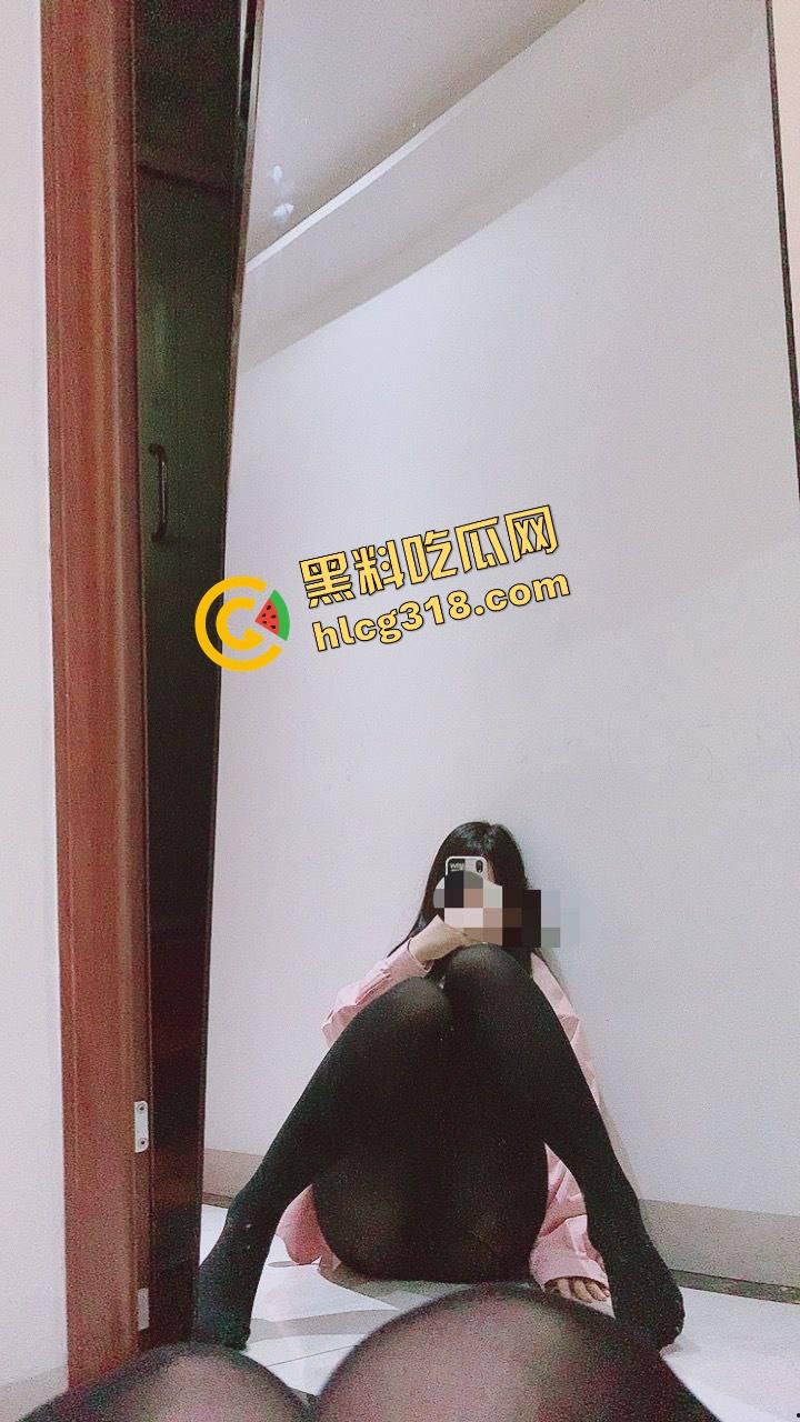 黑丝控天堂  女网友群里发黑丝自拍 问你们喜欢咬还是艹？咬咬咬 or 艹艹艹？回答我！-6
