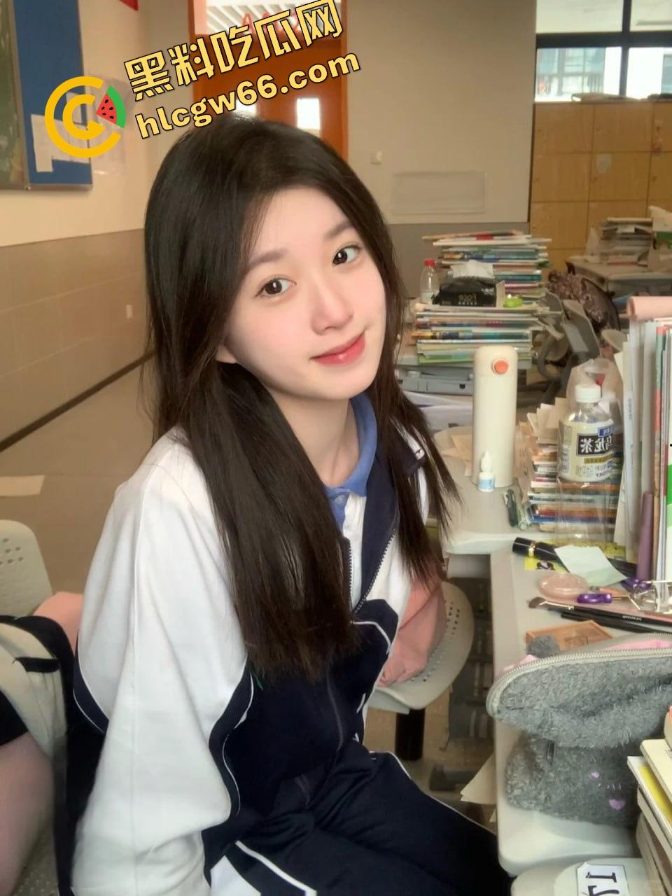 湖南骚学妹【苏润芝】穿着百褶裙给男友舔到发疯!白嫩奶子啪得跳,湿逼吸得啪啪响!-1