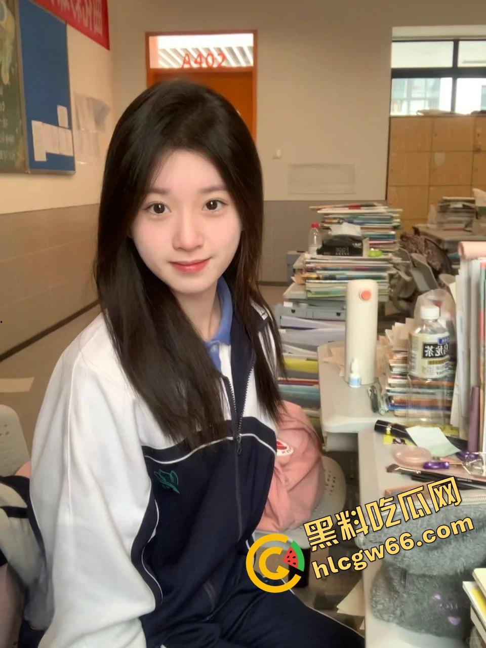 湖南骚学妹【苏润芝】穿着百褶裙给男友舔到发疯!白嫩奶子啪得跳,湿逼吸得啪啪响!-2