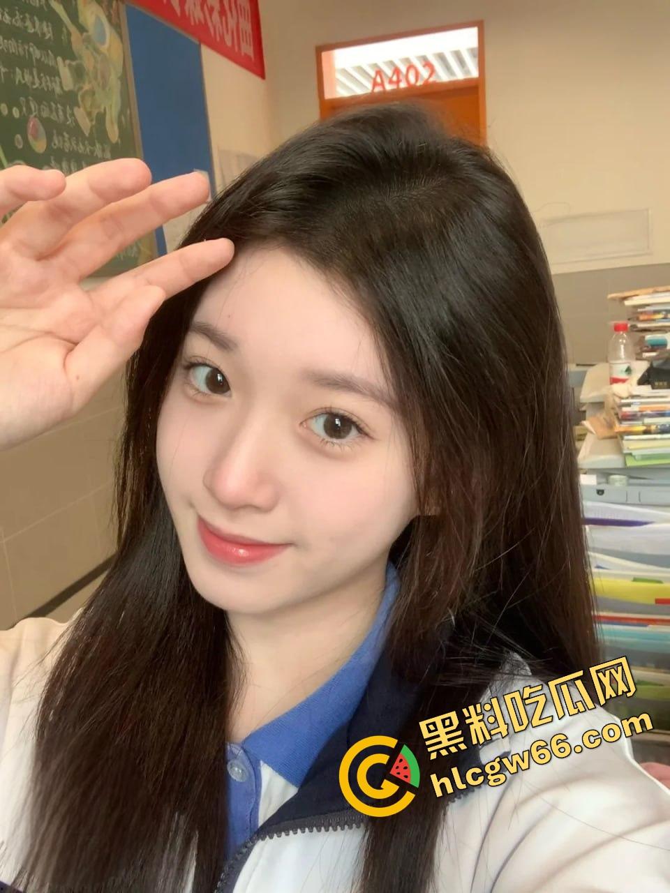 湖南骚学妹【苏润芝】穿着百褶裙给男友舔到发疯!白嫩奶子啪得跳,湿逼吸得啪啪响!-3