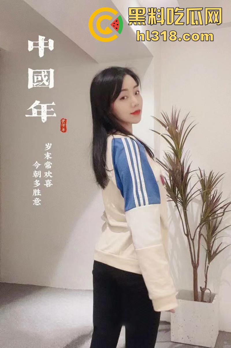 河南师范大学【梁雅倩】,极品身材翘臀眼镜妹,细腰长腿小穴粉嫩,背着男友和土豪裸聊,被男友发现后曝光!-1