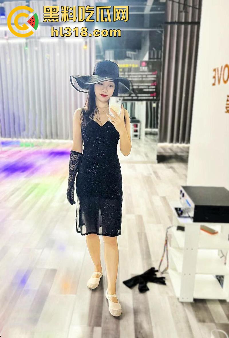 河南师范大学【梁雅倩】,极品身材翘臀眼镜妹,细腰长腿小穴粉嫩,背着男友和土豪裸聊,被男友发现后曝光!-2