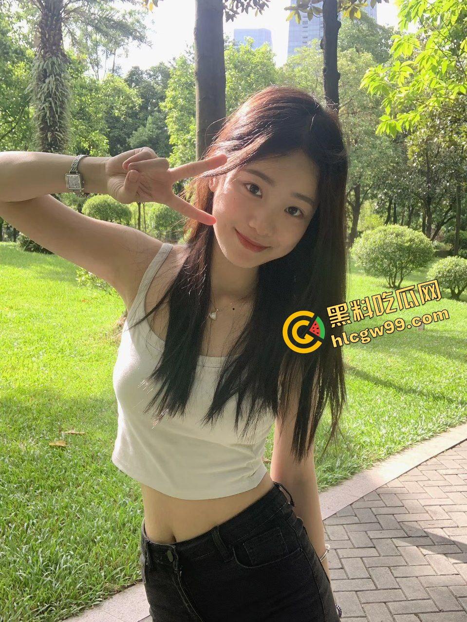 重金包养长沙清纯小蛮腰【许艺】调教成金爸专属小母狗，跪在地上全裸伺候沏茶品茗打游戏！遭曝光独家流出！-4