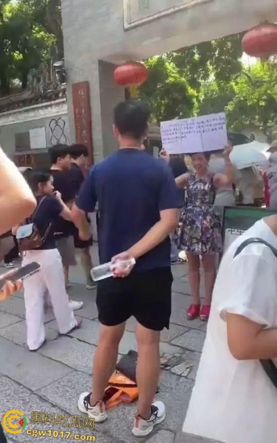 广东52岁富婆街头在线征婚大屌男,自称可给700万彩礼,骚逼常年未滋润渴望性爱,有意联系!-2