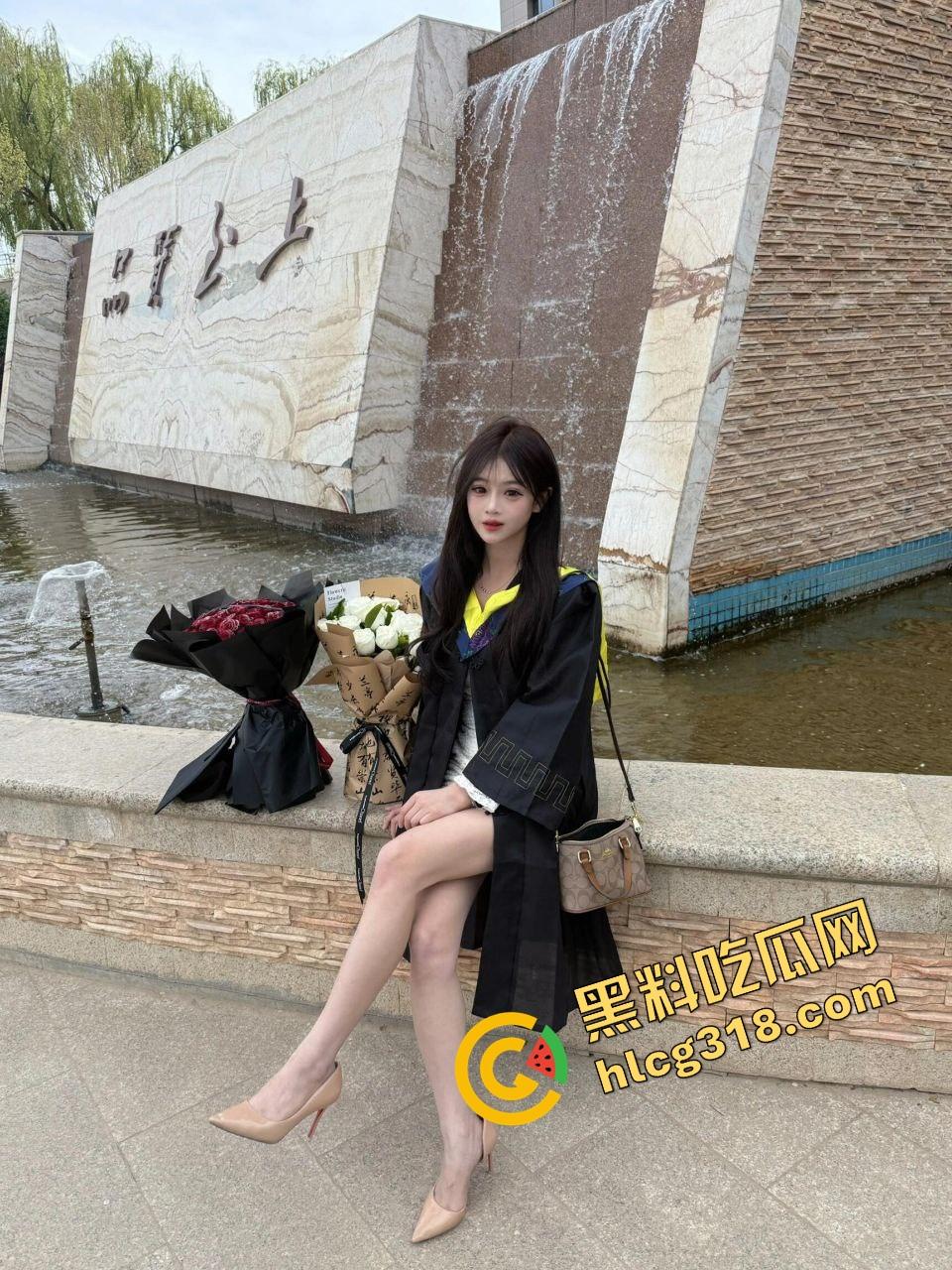 毕业照拍完直接口，大学妹子吃鸡时间曝光，骚腿外露舔得丝滑吃的不是肯德基，是男友带来的原味鸡巴！-6