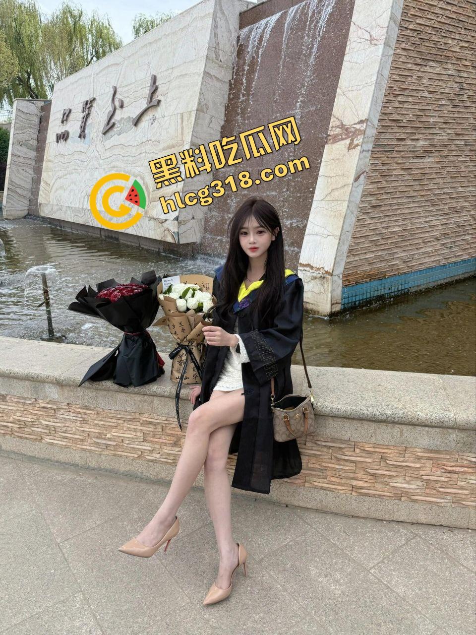 毕业照拍完直接口，大学妹子吃鸡时间曝光，骚腿外露舔得丝滑吃的不是肯德基，是男友带来的原味鸡巴！-9