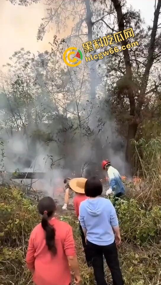 广西老表豪横上坟现场，不是祭祖，是直接给祖坟放高爆特效，十几个十万响鞭炮炸出烈焰战场！-5