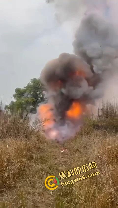 广西老表豪横上坟现场，不是祭祖，是直接给祖坟放高爆特效，十几个十万响鞭炮炸出烈焰战场！-8