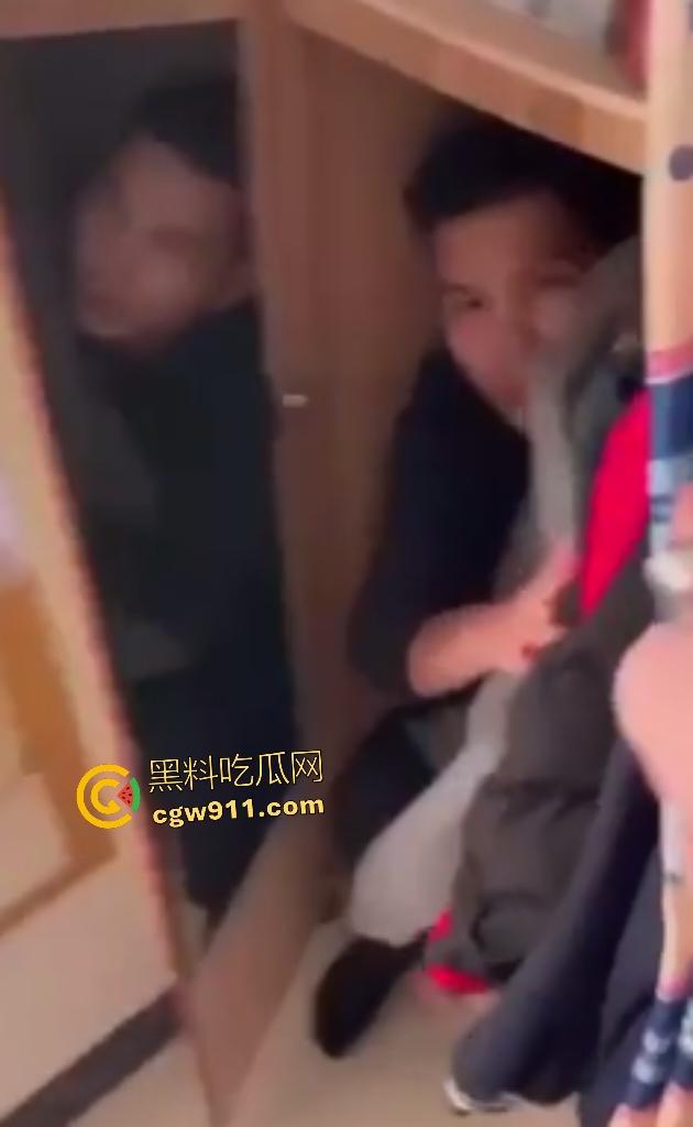 广东水管工小三修水龙头,修到床上操人妻,丈夫出门又返回家中抓奸情,老婆抱着儿子偷情被骂贱货!-6