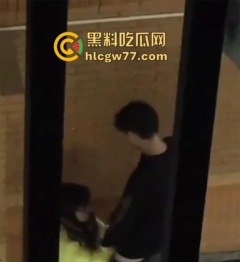 广西建设职业技术学院情侣校园野战被拍 小女友主动蹲地口 大学生真的是太会玩了！-7