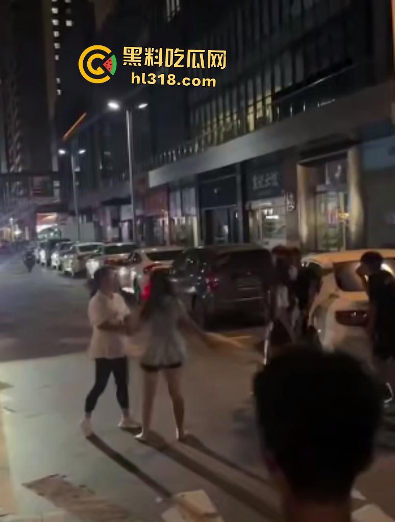 街头母女大战骂街！女儿闺蜜拉架助阵，女儿狂骂“我操你妈逼”，路人还嘲讽要左拍拍右拍拍这不孝女！-2