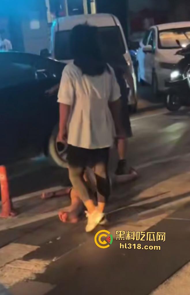 街头母女大战骂街！女儿闺蜜拉架助阵，女儿狂骂“我操你妈逼”，路人还嘲讽要左拍拍右拍拍这不孝女！-5
