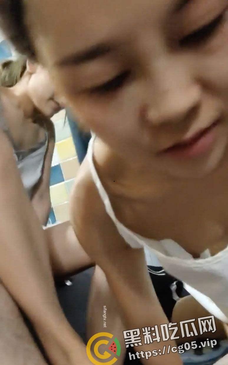 畜生！女子带离婚的同事和老公玩双飞 就让小孩在旁边看着 吃鸡吧的时候还跟小孩子说妈妈吃一口你吃一口-7