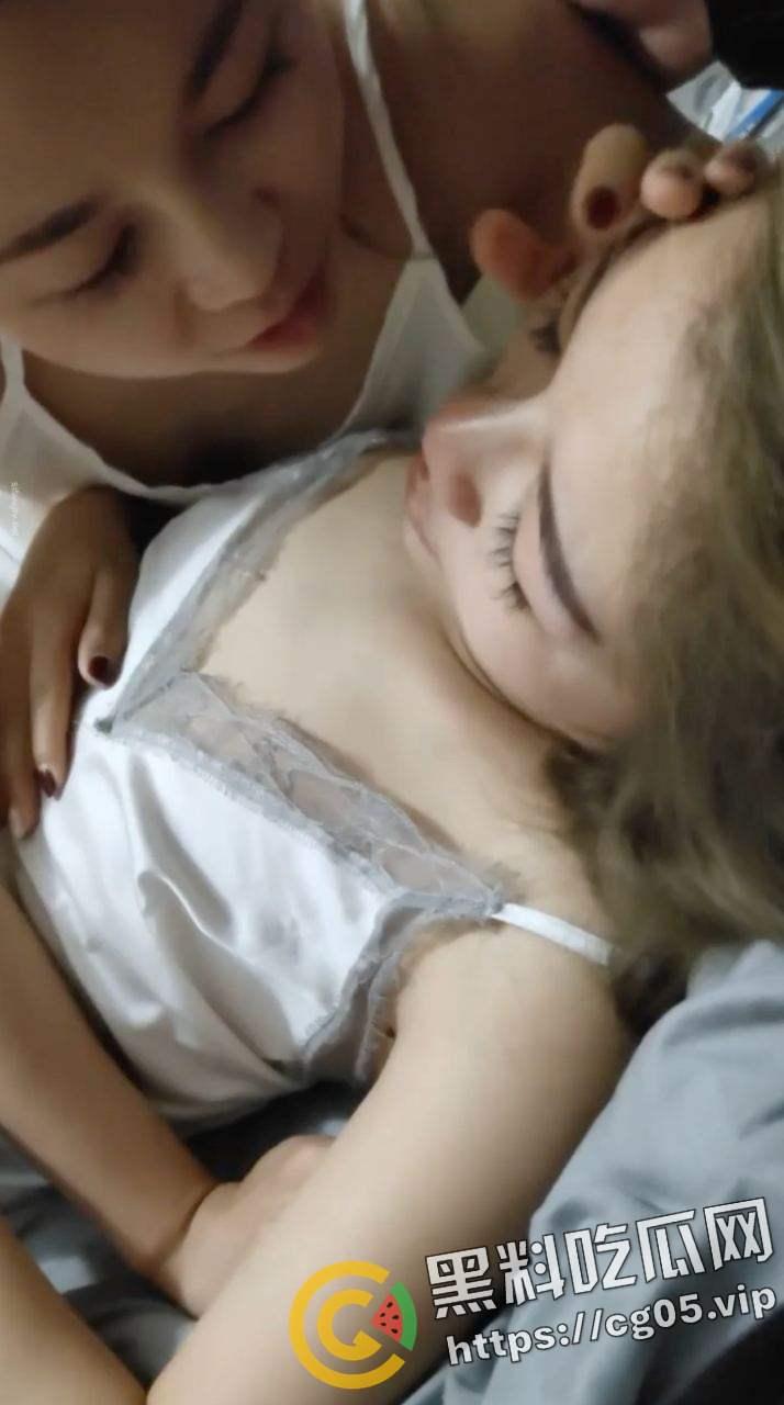 畜生！女子带离婚的同事和老公玩双飞 就让小孩在旁边看着 吃鸡吧的时候还跟小孩子说妈妈吃一口你吃一口-13