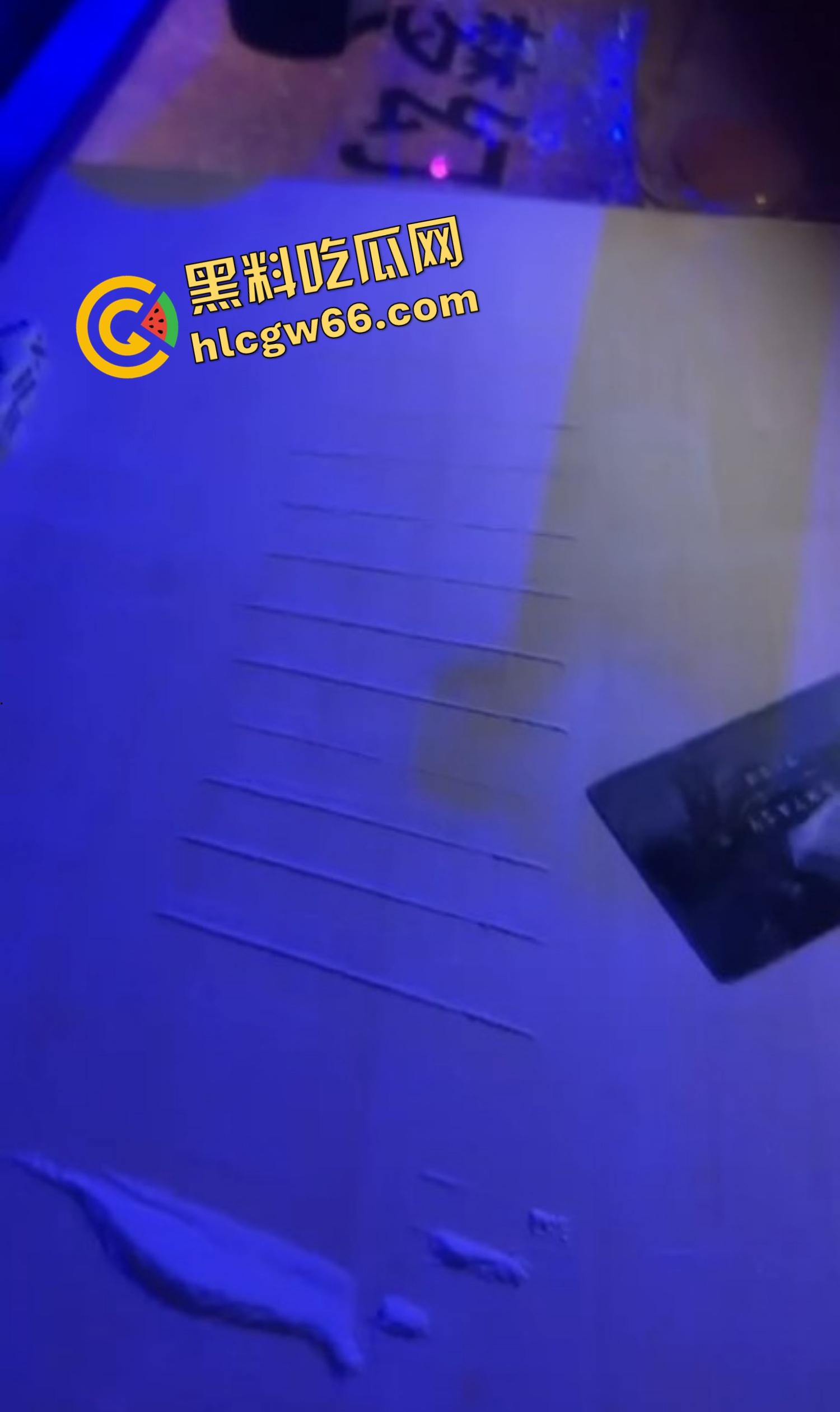 东南亚KTV真实疯批现场,乌烟瘴气全场开K,女的脱光裸舞,男的边吸边操,电影诚不欺我!-6