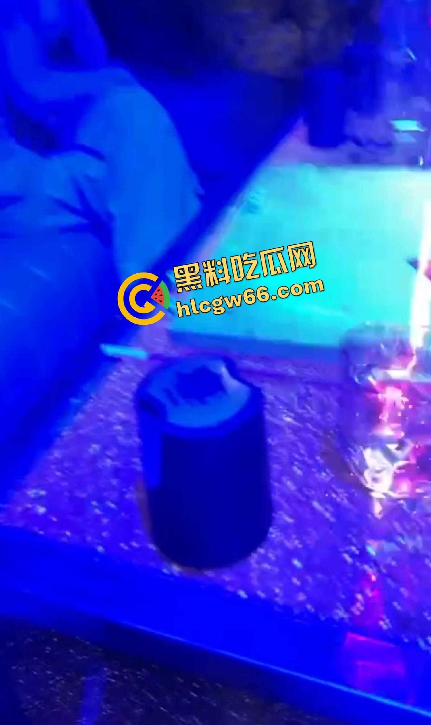 东南亚KTV真实疯批现场,乌烟瘴气全场开K,女的脱光裸舞,男的边吸边操,电影诚不欺我!-8