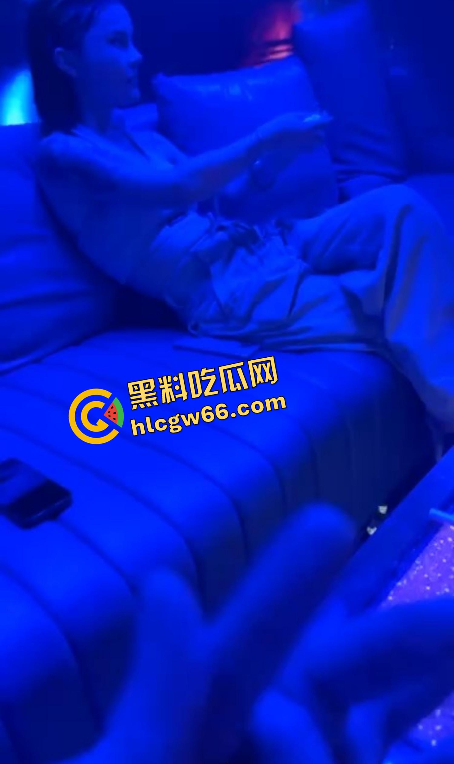 东南亚KTV真实疯批现场,乌烟瘴气全场开K,女的脱光裸舞,男的边吸边操,电影诚不欺我!-9