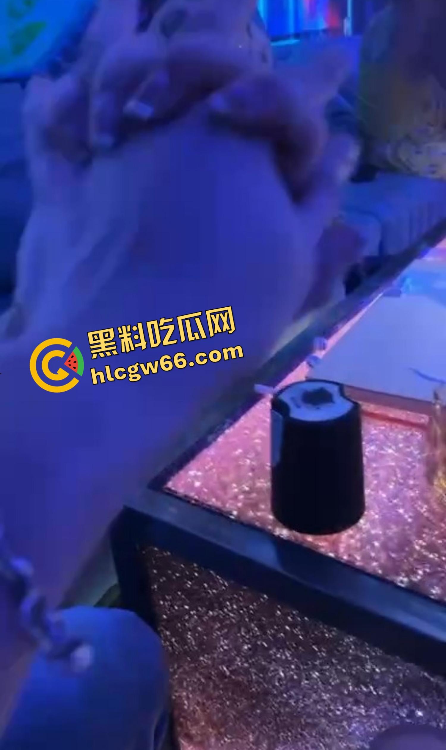 东南亚KTV真实疯批现场,乌烟瘴气全场开K,女的脱光裸舞,男的边吸边操,电影诚不欺我!-11