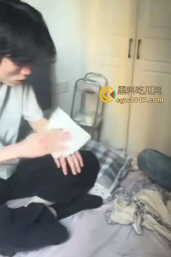 精神小伙睡兄弟对象抓奸现场挨打！偷情女友竟还用剪刀威胁男友，兄弟们气不过直接打小三嘴角出血！-4