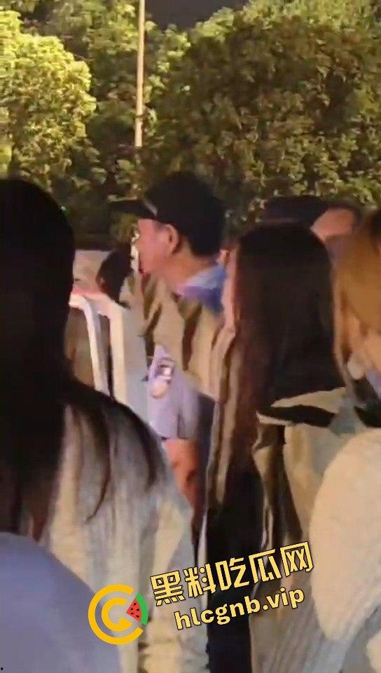 江苏昆山上演家庭伦理剧！弟弟喝酒出车祸，姐姐到场当街教育弟弟！-2