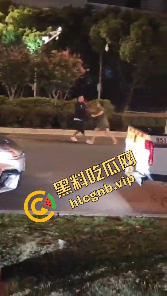 江苏昆山上演家庭伦理剧！弟弟喝酒出车祸，姐姐到场当街教育弟弟！-10