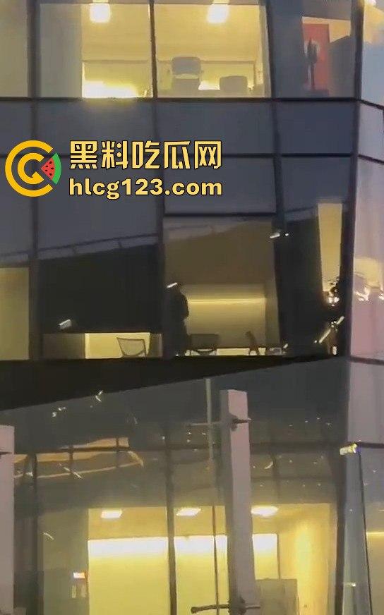 腾讯大厦38楼会议室变炮房！加班加到直接开干，楼下吃瓜群众围观全程！-9