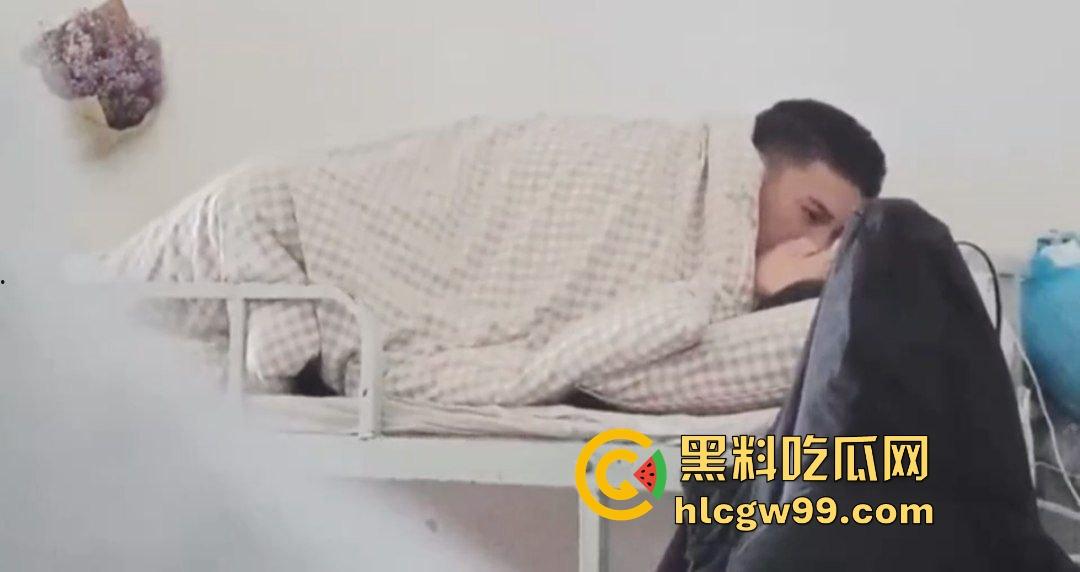 乌鲁木齐职业大学饥渴情侣，下课之余顾不及酒店开房，跑到男友宿舍当着室友面盖被做爱！惨遭偷拍独家流出-8