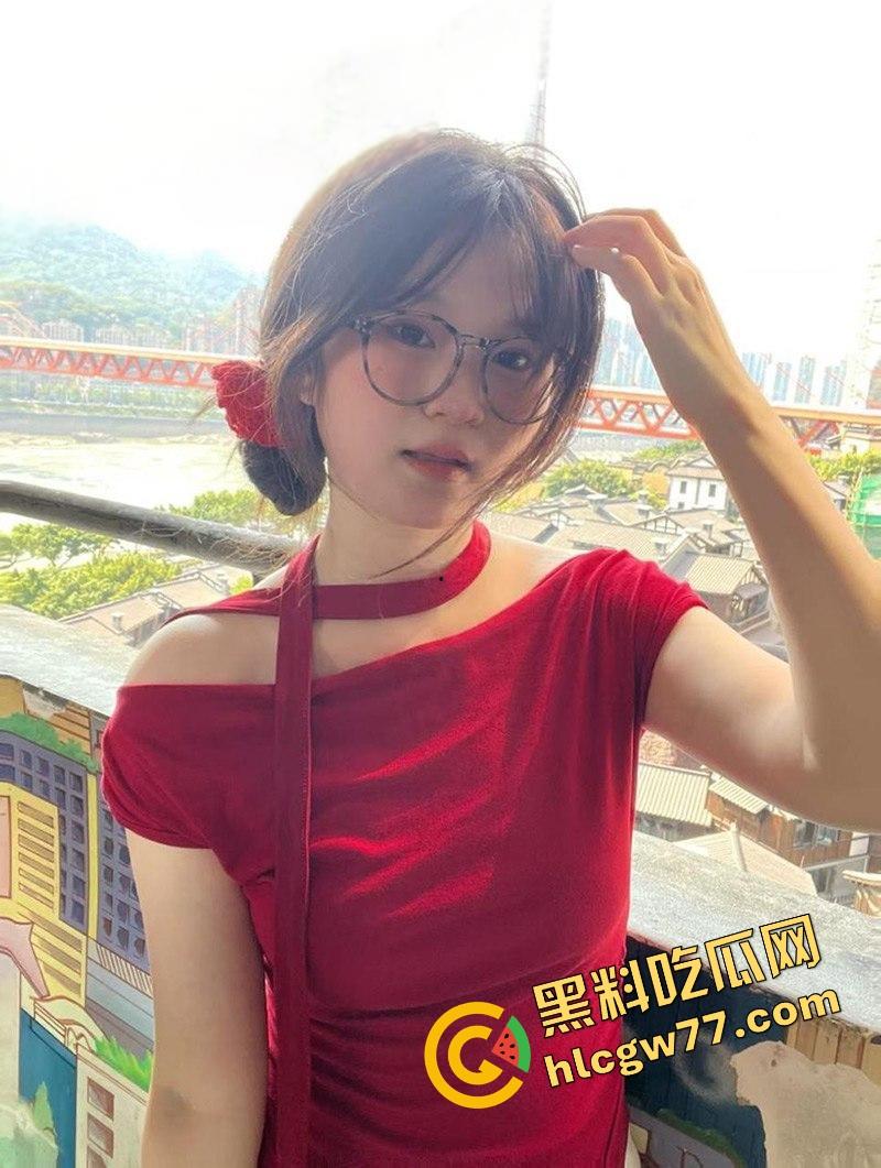 武汉文理学院【吴婧妍】外表清纯的眼镜妹 沦为金主爸爸的性爱玩物 主动发裸照勾引求操 十分的反差！-6