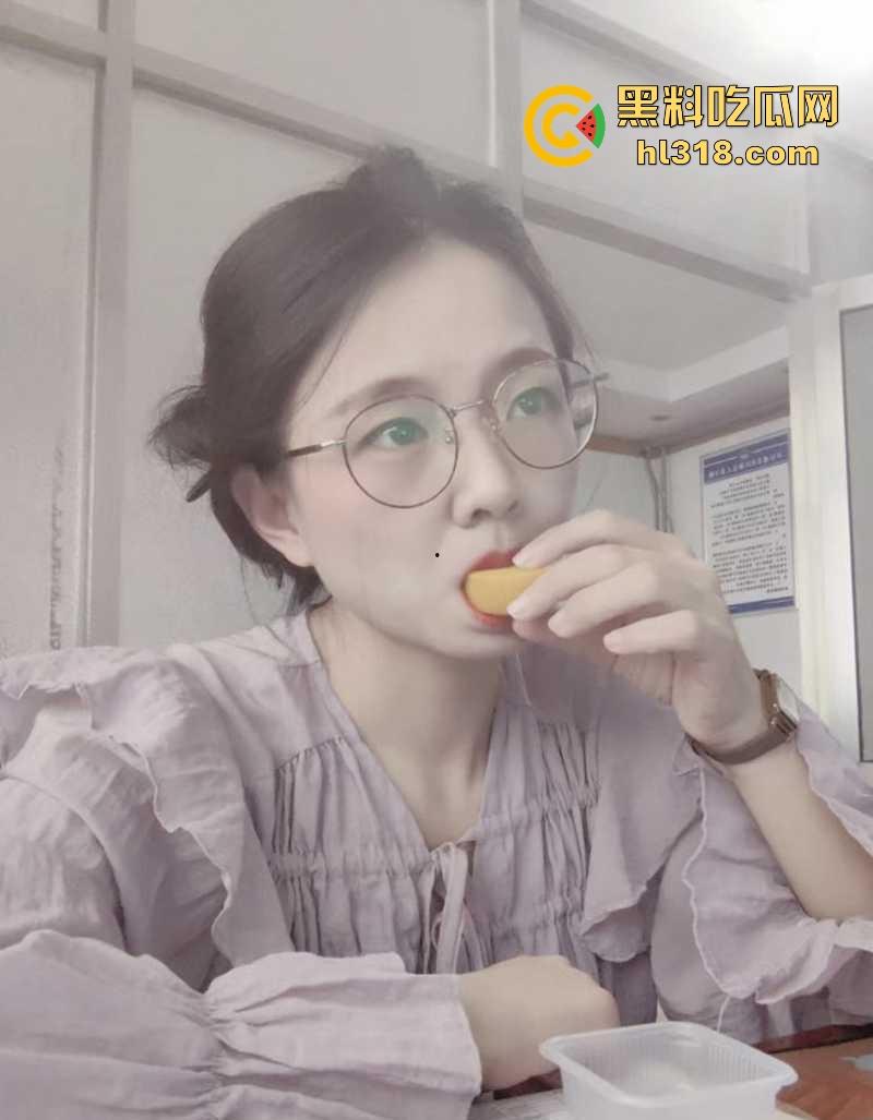 湖南公务员【秦晓酥】不雅视频流出，清纯贤妻良母被领导当狗玩弄，白翘蜜桃臀被无套后入骚气冲天！-2