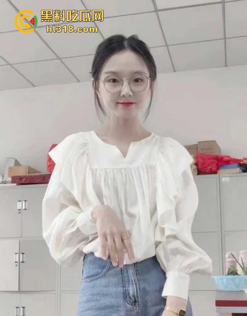 湖南公务员【秦晓酥】不雅视频流出，清纯贤妻良母被领导当狗玩弄，白翘蜜桃臀被无套后入骚气冲天！-5