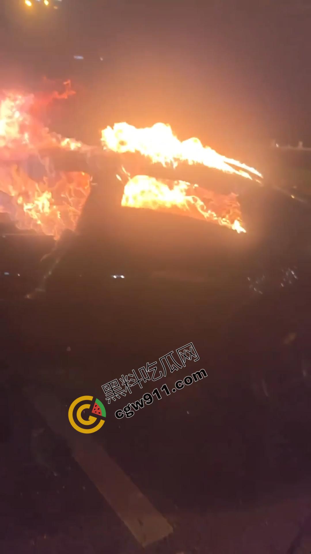 成都天府大道惊魂夜：醉酒小米SU7车主酒驾撞绿化带，瞬间火光冲天，车主活活烧死，雷军粉丝掉粉29万-3