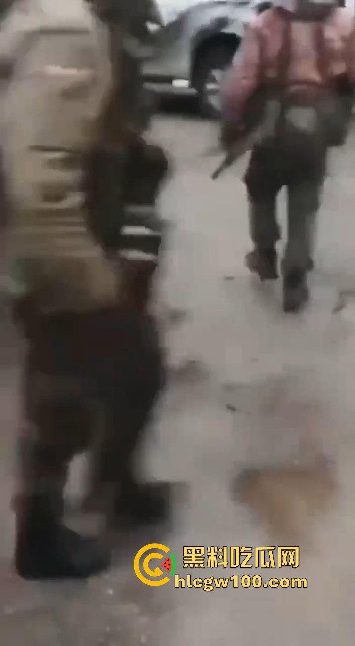 叙利亚反叛军武力镇压民众，现场暴力血腥天尸横遍野堪称世界末日。-4