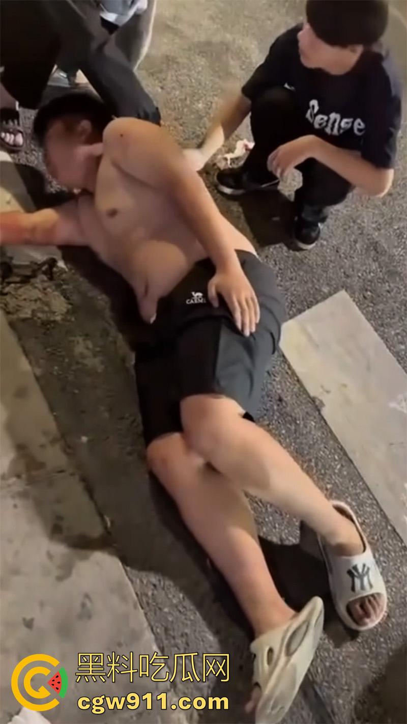 江西赣州第七中学，精神小伙小妹发生口角，叫人斗殴持砍刀砍人，警方和120急救人员陆续赶到，现场多人受伤。-7