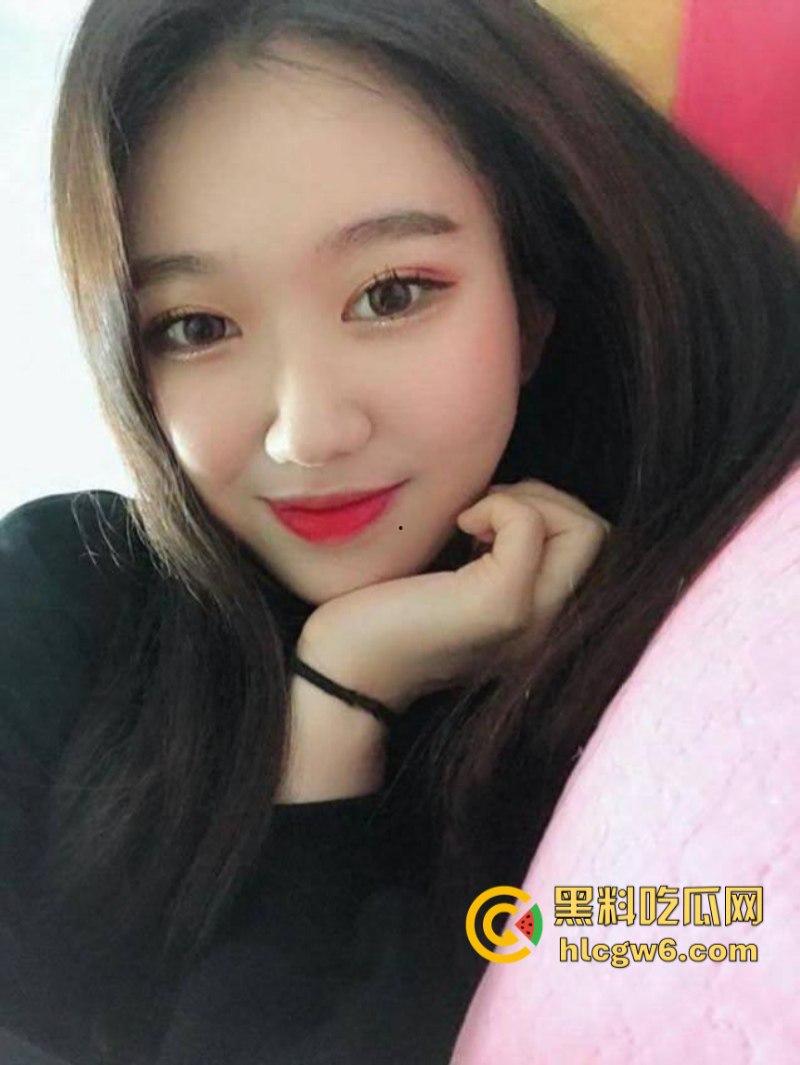 极品美乳妹子【邹雯】不雅自拍视频被渣男炫耀泄密 揉胸抠B自慰十分刺激!-1