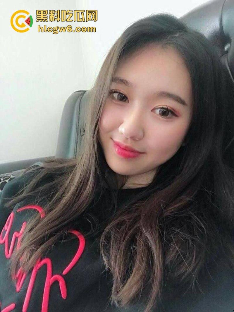 极品美乳妹子【邹雯】不雅自拍视频被渣男炫耀泄密 揉胸抠B自慰十分刺激!-3