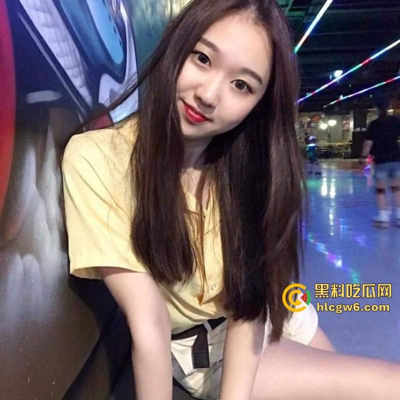 极品美乳妹子【邹雯】不雅自拍视频被渣男炫耀泄密 揉胸抠B自慰十分刺激!-4