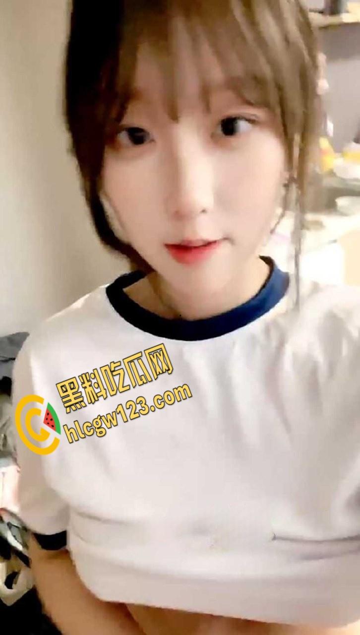 童颜巨乳猫系女友【喵萝莉】，高颜值学生装脸穴同框展示娇嫩身材 ，先撸为敬了！-1