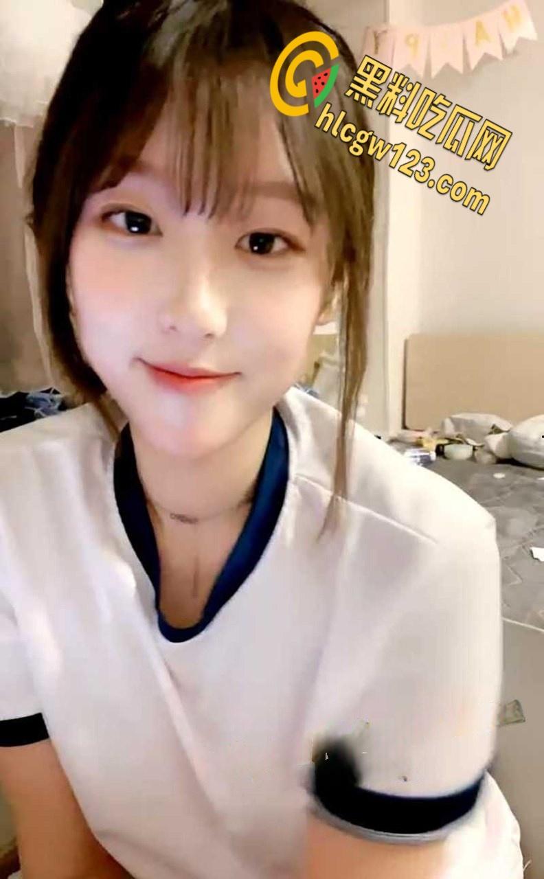 童颜巨乳猫系女友【喵萝莉】，高颜值学生装脸穴同框展示娇嫩身材 ，先撸为敬了！-3