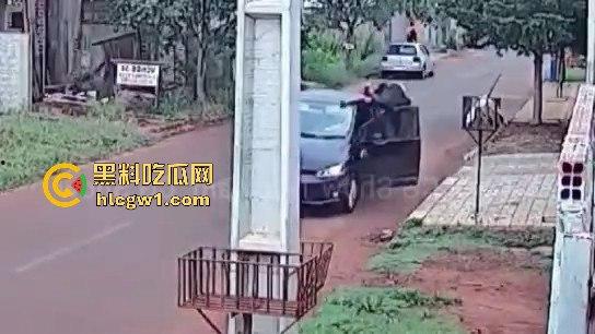 死侍附体的墨西哥硬汉！被车撞又挨两枪屁事没有，AK卡膛气得杀手怀疑人生，简直把杀手心态直接崩了！-2