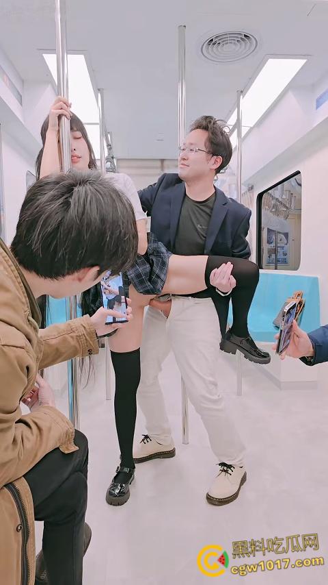 极品福利姬【慕慕Momo】,jk制服白虎嫩穴,在电车被捆绑SM调教,扯着扶手被抱起来肏,高潮爽到瘫痪倒地 !-4