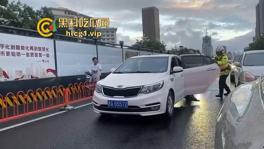 太原醉汉主干道停车持刀战3交警，打不过直接扒车逃跑，结果被托飞30米！-10