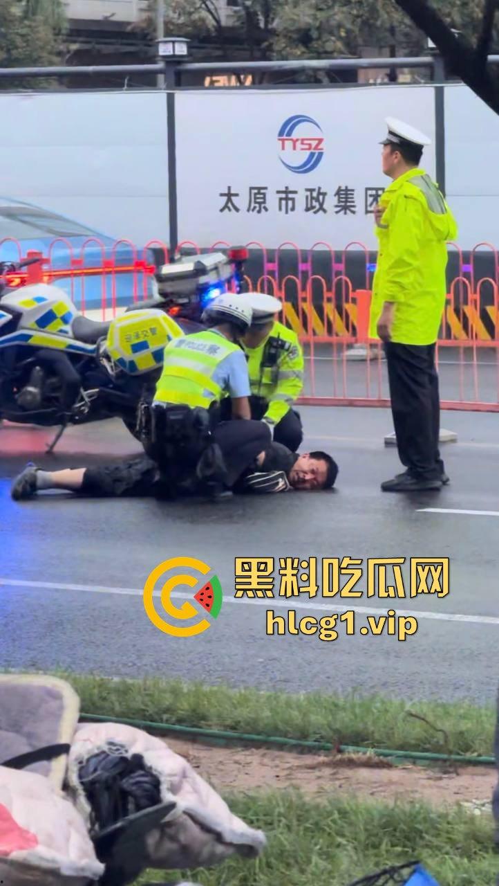 太原醉汉主干道停车持刀战3交警，打不过直接扒车逃跑，结果被托飞30米！-11
