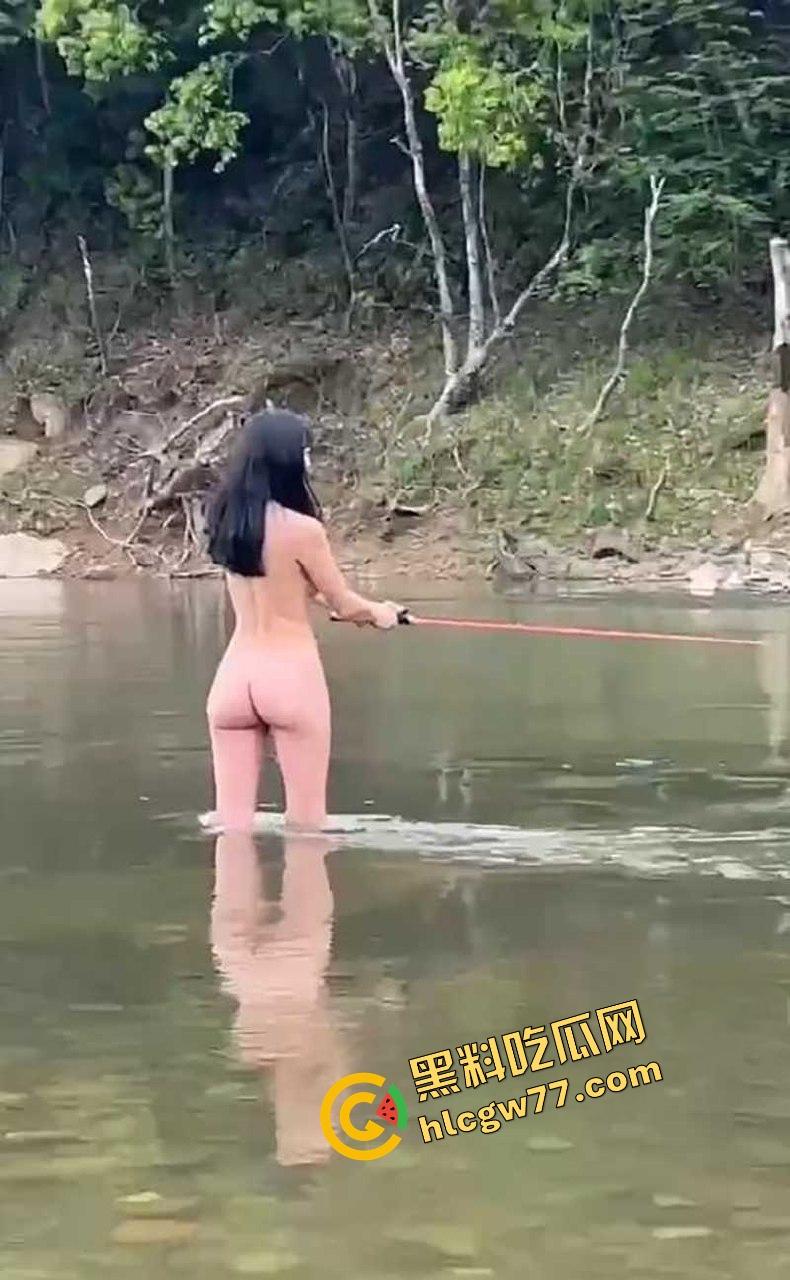 最强钓鱼媛诞生，别人在钓鱼她在钓老公，全裸甩奶抛竿甩出双峰，鱼懵了人疯了，我愿当她的鱼饵！-4