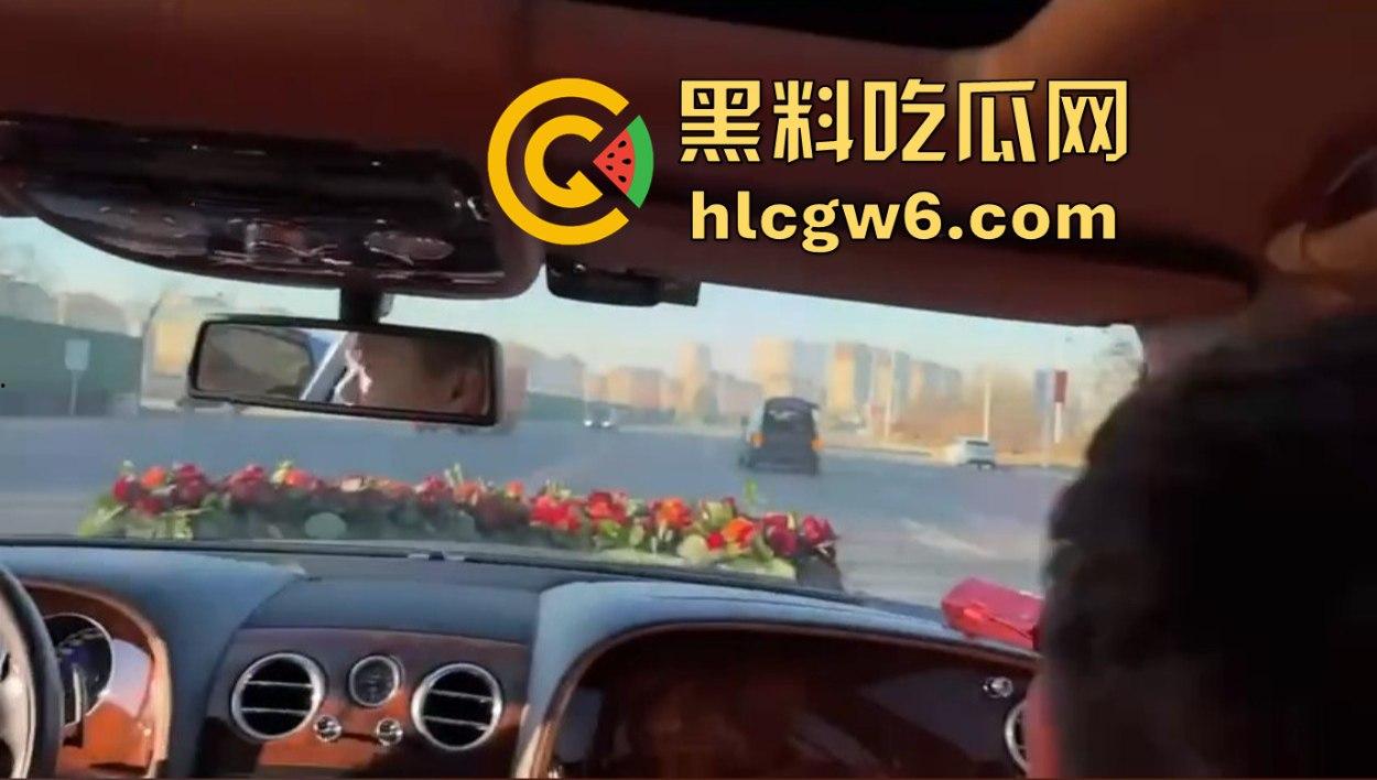 东北婚礼场面社死，前女友举标语爆料：腰是我掰的，肾是我累的，祝新娘接盘愉快！-4