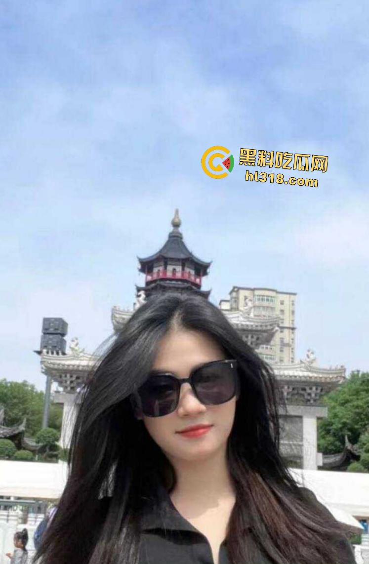 兴业银行女高管业余时间勾引下属，逼毛浓密从不剃，全程趴床让下属后入狂操！业绩从此不用愁！-1