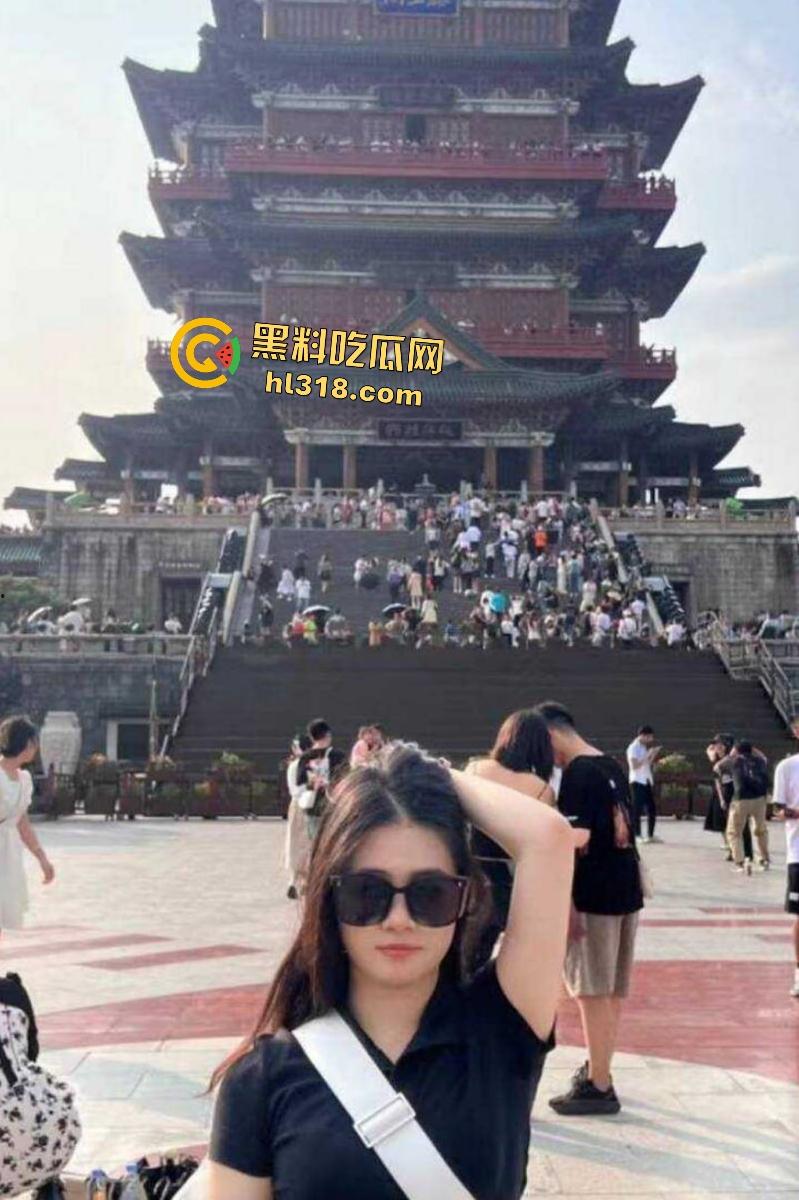 兴业银行女高管业余时间勾引下属，逼毛浓密从不剃，全程趴床让下属后入狂操！业绩从此不用愁！-2